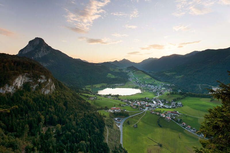Panoramablick auf Thiersee im Sommer