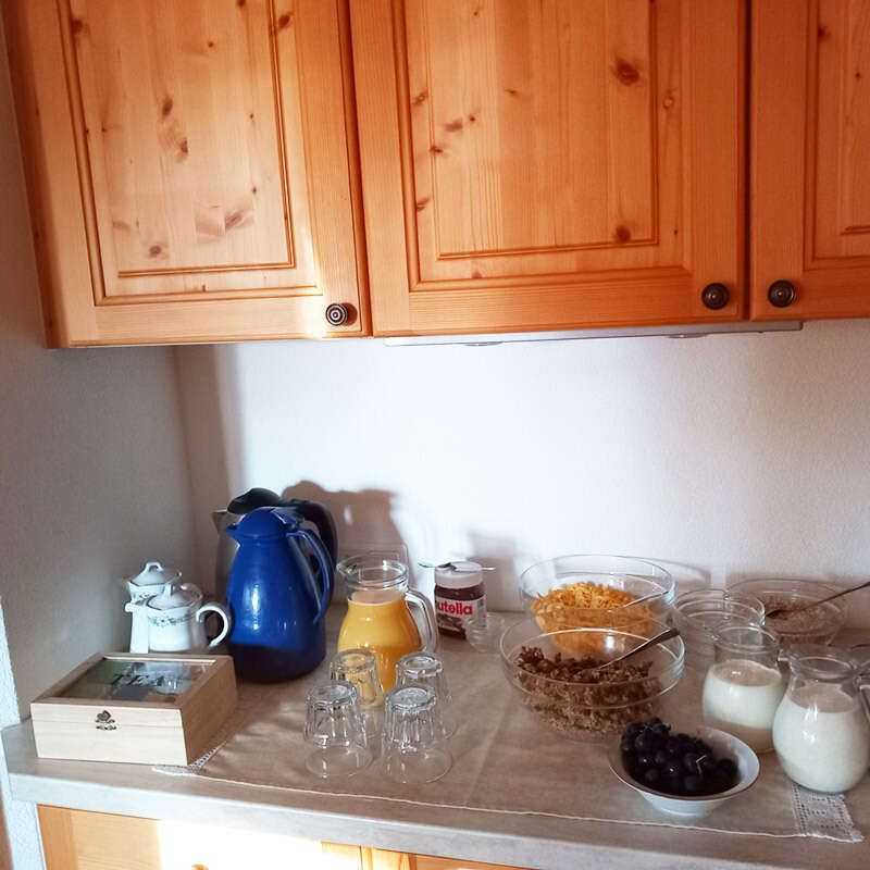 Frühstücksbuffet mit Müsli und Getränke