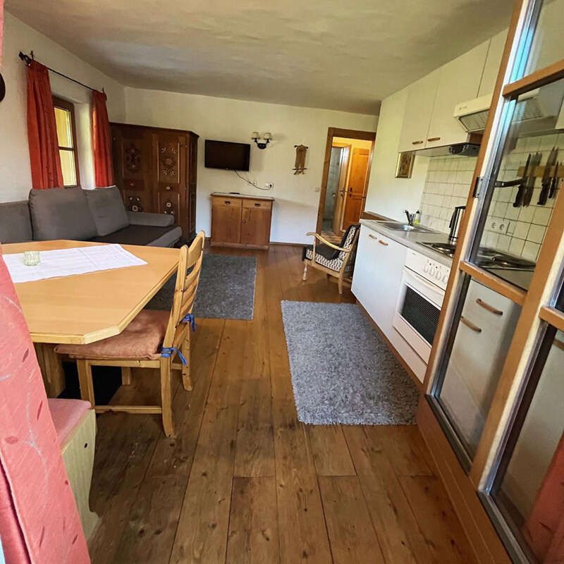 Wohnküche mit Essbereich und Couch